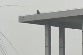 南邮一研究生意外死亡 母亲在学校楼顶痛哭 其导师被取消资格视频封面