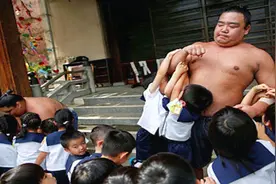 日本最高薪的职业，帮相扑选手擦屁股，一个月120万！视频封面