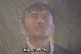 青春烈火：纳兰东爱上琉璃子，不顾身上的伤，冒雨为她捡回项链！