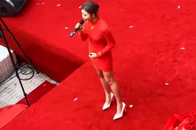 港星李彩桦现身简陋商演，S型身材曲线诱人，曝出场费48万视频封面