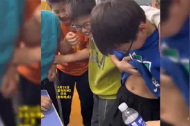 小学生下课给老师表演 腹肌开瓶盖视频封面