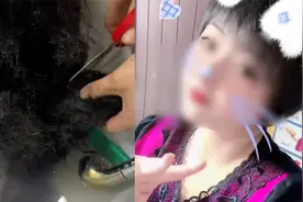 女子1年没洗头难倒理发师，打结像板砖，打理3小时最终一刀剪