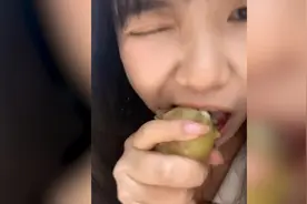 女孩看完长津湖回家尝冻土豆 刚吃第一口就倍感心酸：根本咬不动视频封面