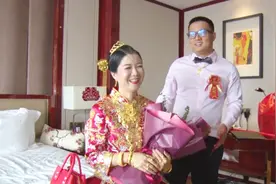 福建一老板迎亲，新娘穿金戴银，一身打扮好贵气，这才是有钱人视频封面
