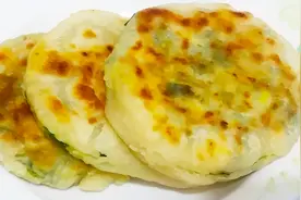 韭菜盒子的新做法，外皮酥脆，馅料鲜香，家人百吃不厌