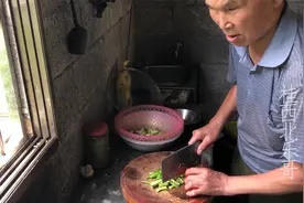 独居失明爷爷不仅能自理，会编竹制品，还能自己上山砍柴和捕猎视频封面
