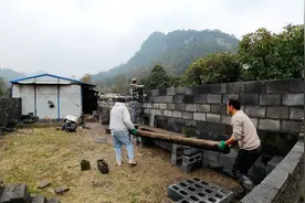 全村最牛的泥水匠，100㎡小院围墙2天轻松搞定，一算工钱低得可怕