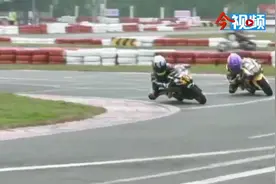 风驰电掣！广西8岁女孩弯道超越，夺得摩托赛冠军视频封面
