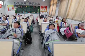 浙江一小学午休从“趴睡”变“躺睡”视频封面