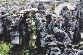 汶川地震感人的一幕，士兵不顾一切救人，让首长表达了由衷的佩服视频封面