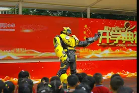 陕西老师cos大黄蜂欢迎新生：往年都是玩偶，今年来点不一样的视频封面