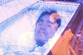 死亡塔：此桥段还原了李小龙葬礼及遗容，一代功夫巨星最后的剪影视频封面