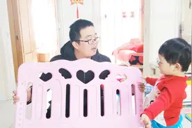 宝宝睡觉爱翻身，担心从床上掉下来，看宝妈买了啥神器！视频封面