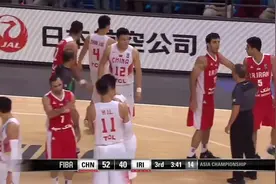 正播中国男篮，球打着打着又要打架了，阿联送上死亡隔扣，霸气！视频封面