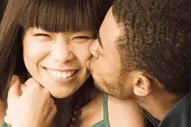 第一个公开自己得艾滋的中国女孩，是如何传染的，现在的她怎么样视频封面