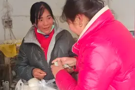 母女俩赶集市买馒头，冰糖葫芦甜蜜蜜，祝福家人们新一年事事顺心视频封面