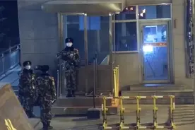 致敬！寒夜中哨兵站岗2小时纹丝不动，换岗时双腿已僵硬麻木视频封面