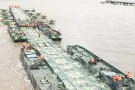 挑战不可能！东陆2000多名官兵 26分钟搭起千米钢铁浮桥视频封面