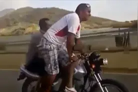 看看猫咪是怎么下楼梯的