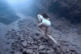 极限运动 小姐姐抱石头闭气 在海底狂奔 看到有点呼吸困难！视频封面