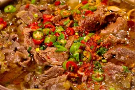 牛肉别只炒着吃，教你做酸菜牛肉煲，酸鲜开胃贼下饭~视频封面