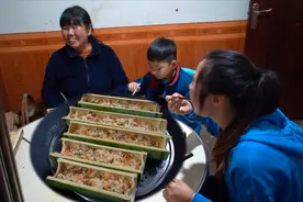 乐乐自制腊味竹筒饭，喷香美味，妈妈：活了50年第一次吃这样的饭视频封面