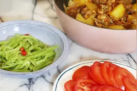 泡菜猪骨锅这么做，三碗米饭都不够，感受浓香排骨被软糯土豆包裹视频封面