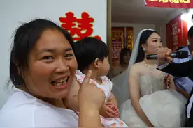 农村婚礼真热闹，胖妹差点还迟到，10人围一桌，开怀畅饮真快活视频封面