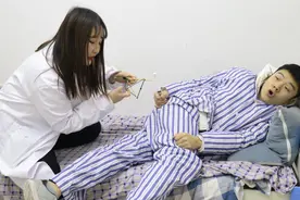 短剧：病人害怕打针连连放屁，不料医生做出弹弓打针器，太有趣了视频封面