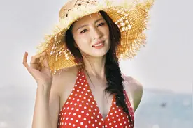 董璇深V波点泳衣性感海边写真视频封面