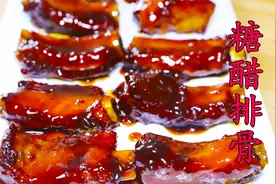 粤菜大厨用传统方法制作糖排，色泽明亮口感醇厚，真正的大师手法