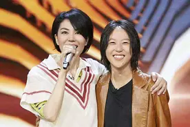 王菲窦靖童同台场面，台上勾肩搭背好似姐妹，王菲兴奋的直夸女儿视频封面