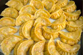 天热不想吃饭，教你做西红柿蒸饺，个个皮薄馅香，每次上桌都吃光视频封面