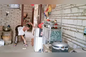 小妹送来一个锅，结果不知有个好心人也送锅来🤣今晚拿新锅铲煎蛋视频封面