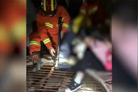 河南平顶山：十岁女童脚卡钢筋网，疼痛难忍怀抱娃娃大哭视频封面