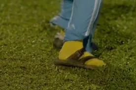 球员坐了八年板凳终于有机会上场，紧张到穿着拖鞋上场视频封面