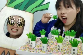 妹子戴金链飚港普，闺蜜拿减压装蒜捏捏乐直接怼，大快人心好搞笑视频封面