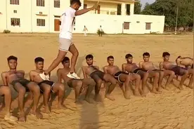 国外新兵入伍的训练，教练踩在肚子上走，能扛住的都是真功夫视频封面