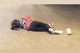 萌娃：我妈已经三天没打我了，是时候该上房揭瓦了视频封面