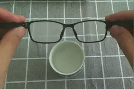 戴眼镜总起雾？只要用洗洁精涂抹一遍，可防止几天都不会起雾！视频封面