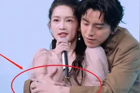 被男星掀裙子贴脸摸手，公然占便宜却不敢言，李沁在到底怕什么？视频封面