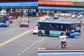 安顺公交坠湖瞬间：突然调头加速冲入湖内，当地正在全力救援中视频封面