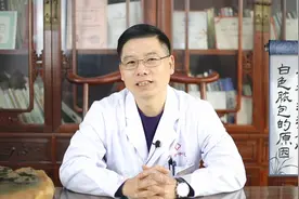 脸上痘痘为什么会变成白色的脓包？我们该怎么处理才能不留痘印?