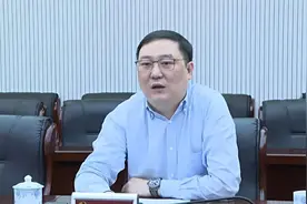 董卿丈夫密春雷被限制消费！前年财富超100亿，如今被国企追债视频封面