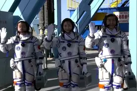 三名航天员抵达发射塔架 高喊：我们北京见！ 致敬，等你们凯旋！视频封面