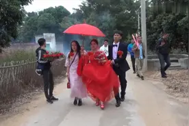 广东一小伙结婚，新娘走路就进家，孩子都有半岁了视频封面