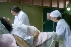 助产士接生过程中阵痛（Fred女儿分娩片段）视频封面