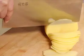 大厨教你小窍门，切出来的土豆片又薄又均匀，土豆乖乖排好队！