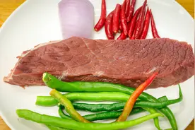 牛肉先用开水烫，再用热油浇，出锅不是一般的嫩，待客板正的很