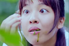 女孩为了省钱，狂吃野草和蚂蚱，最后身体器官发生了变异视频封面